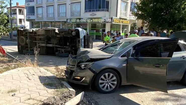 Elazığ’da otomobil ile çarpışan minibüs yan yattı