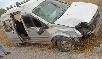 Ehliyetsiz sürücü video çekerken kaza yaptı