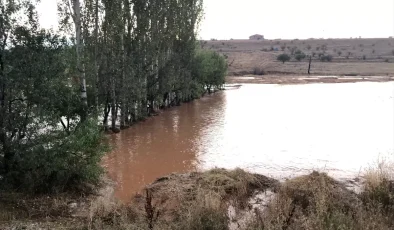 Hüyük ilçesinde şiddetli yağış trafikte aksamaya neden oldu